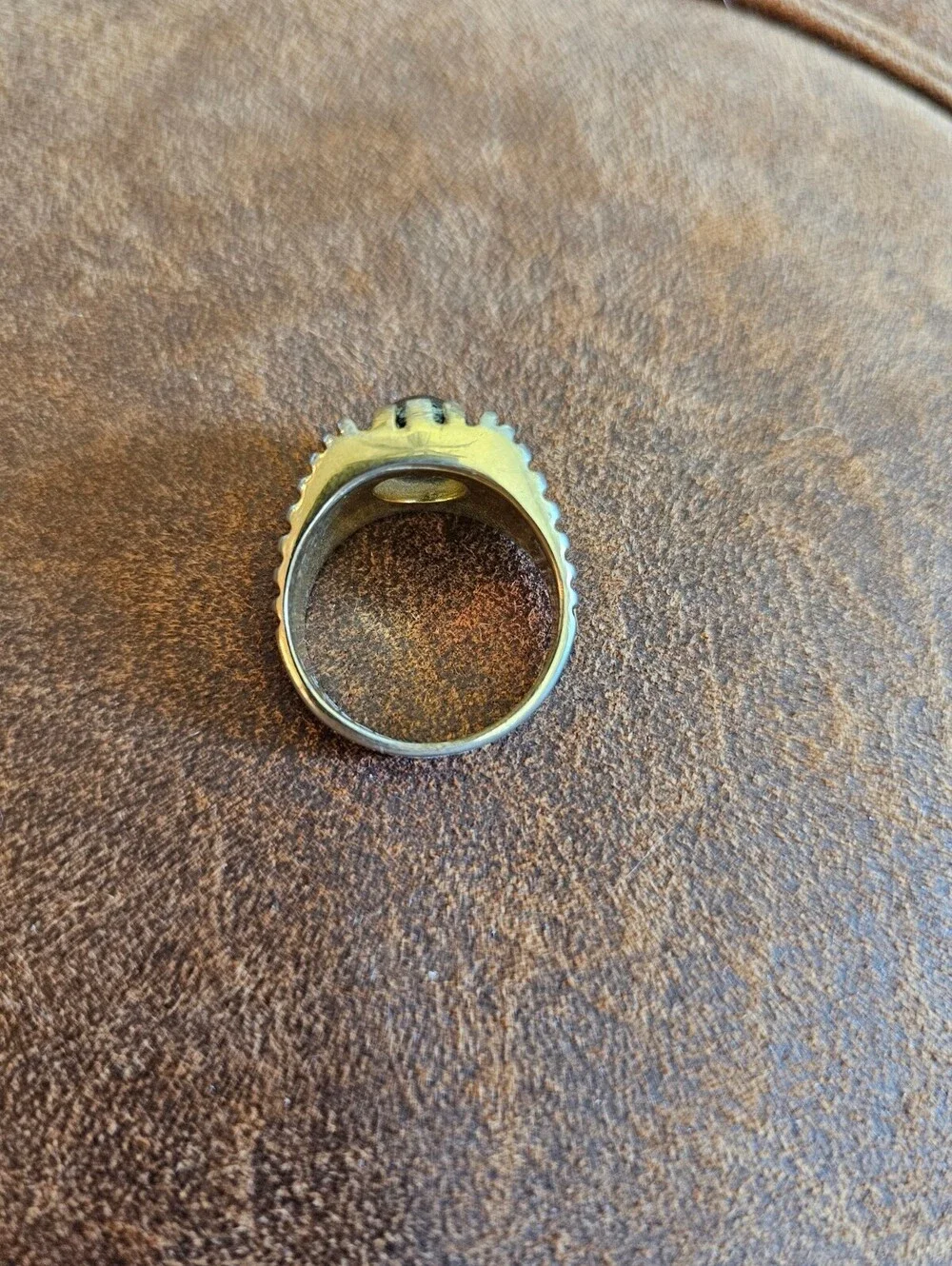 Vintage men’s Sz 12 ring featuring a polished, dark cabochon gem Gold Tone